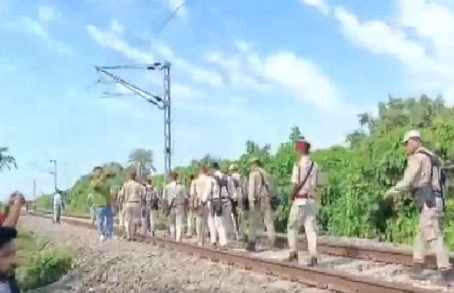 कोकराझार में रेलवे ट्रैक पर बम विस्फोट से नुकसान कोकराझार में रेलवे ट्रैक पर बम विस्फोट से नुकसान