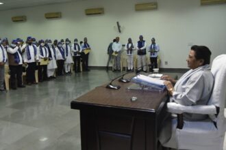 मायावती ने पार्टी नेताओं को नीली टोपी पहनाकर गठबंधन को मजबूत करने पर जोर दिया