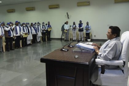 मायावती ने सपा की तरह पार्टी नेताओं को नीली टोपी पहनाई