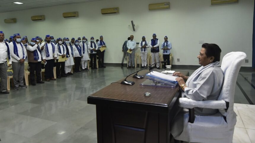 मायावती ने सपा की तरह पार्टी नेताओं को नीली टोपी पहनाई