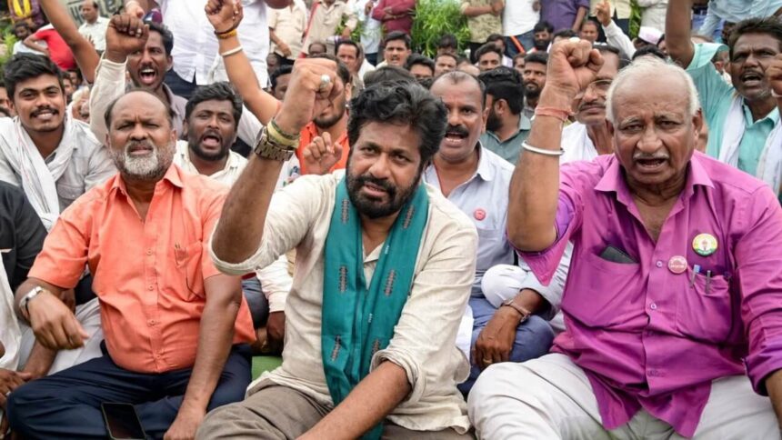 किसानों के ऋण माफी के वादे पर फडणवीस सरकार की मुश्किलें बढ़ीं