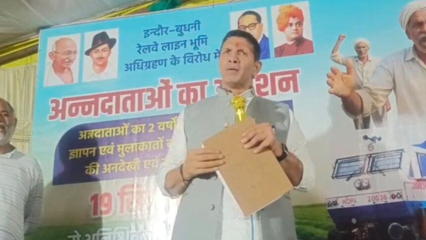 देवास में अनशन कर रहे किसानों से जीतू पटवारी की मुलाकात