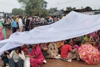 जबलपुर के ग्रामीणों ने राशन वितरण में धांधली पर किया विरोध प्रदर्शन