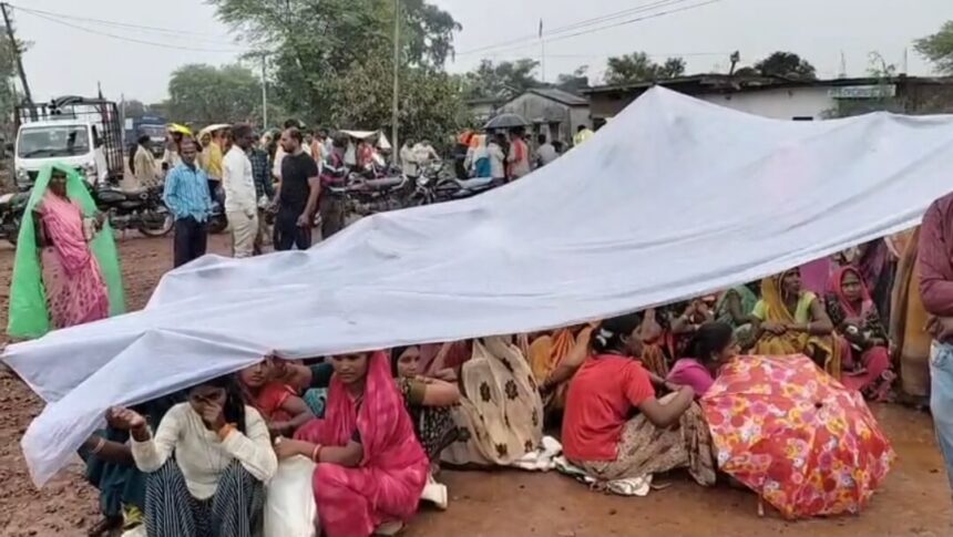 जबलपुर के ग्रामीणों ने राशन वितरण में धांधली पर किया विरोध प्रदर्शन