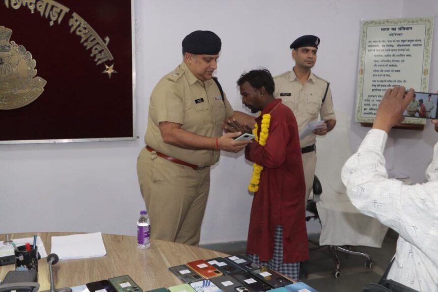 छिंदवाड़ा पुलिस ने 42 लाख के 201 मोबाइल फोन लौटाए