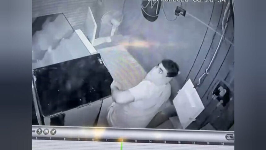 नीमच में कमल चौक पर मोबाइल दुकानों में लाखों की चोरी