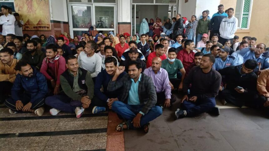 ग्वालियर में जयारोग्य अस्पताल के आउटसोर्स कर्मचारियों की हड़ताल