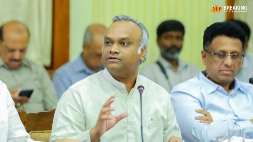 भाजपा नेताओं के बच्चों पर छात्रों को आरएसएस मार्च में शामिल करने का आरोप