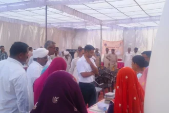 जिला कलक्टर ने ग्रामीण सेवा शिविर का निरीक्षण किया