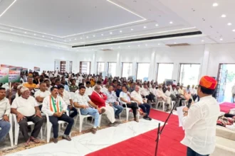 खमनोर में कांग्रेस कमेटी की बैठक में युवाओं की बड़ी संख्या