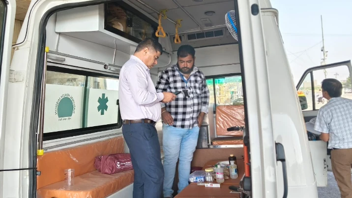 जैसलमेर में 108 और 104 एम्बुलेंसों का निरीक्षण