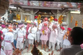 दीपावली के बाद भील समुदाय ने चारभुजा नाथ मंदिर में अन्नकूट लूट परंपरा निभाई