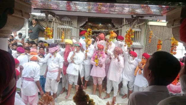 दीपावली के बाद भील समुदाय ने चारभुजा नाथ मंदिर में अन्नकूट लूट परंपरा निभाई
