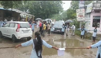 राजसमंद की छात्राओं ने शिक्षकों की कमी के खिलाफ किया प्रदर्शन