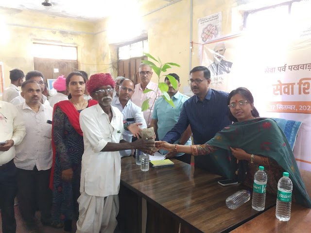 उम्मेदाबाद में ग्रामीण सेवा शिविर में जिला कलक्टर की भागीदारी