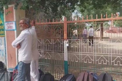 बोकड़ा स्कूल में शिक्षकों की कमी पर छात्रों का प्रदर्शन