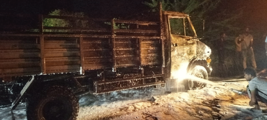 दौड़ते मिनी ट्रक में लगी आग से बड़ा हादसा टला