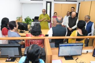 उपराष्ट्रपति ने राज्यसभा सचिवालय के अनुभागों का निरीक्षण किया