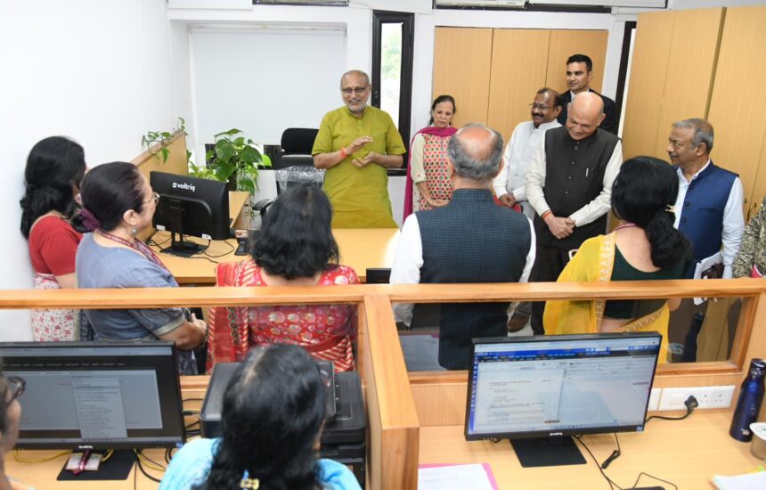 उपराष्ट्रपति ने राज्यसभा सचिवालय के अनुभागों का निरीक्षण किया