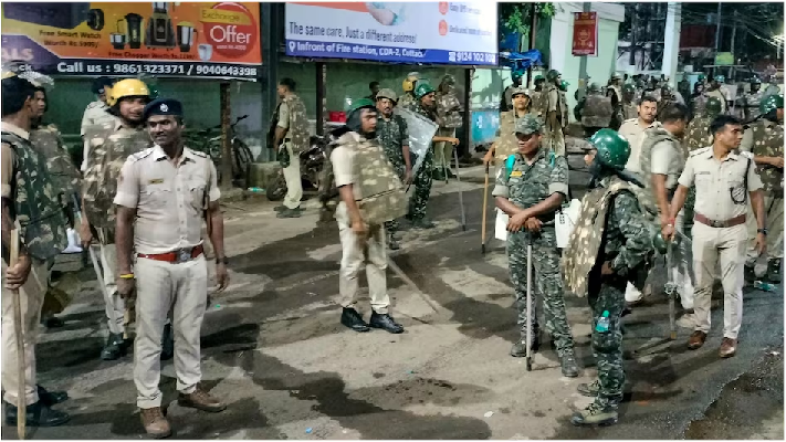 कटक में दुर्गा विसर्जन के दौरान हिंसा और पथराव की घटनाएं कटक में दुर्गा विसर्जन के दौरान हिंसा और पथराव की घटनाएं