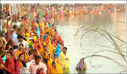 छठ पूजा का समापन, उगते सूर्य को अर्घ्य अर्पित