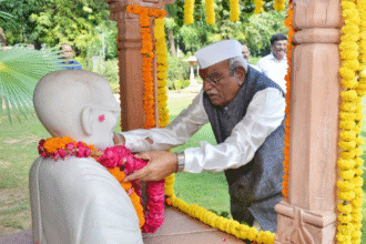 राज्यपाल ने बापू और शास्त्री को श्रद्धांजलि अर्पित की राज्यपाल ने बापू और शास्त्री को श्रद्धांजलि अर्पित की