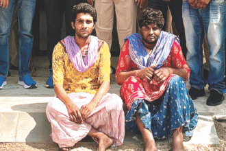 महिलाओं के कपड़ों में छिपे बदमाशों की पुलिस ने की पहचान महिलाओं के कपड़ों में छिपे बदमाशों की पुलिस ने की पहचान