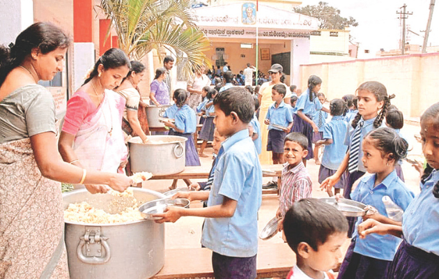 स्कूलों में मिड डे मील में गड़बड़ी का मामला सामने आया