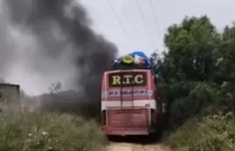 हाईटेंशन लाइन से बस में करंट लगने से दो मजदूरों की मौत