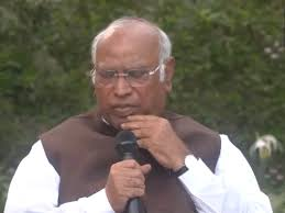 खरगे ने आरएसएस पर फिर से प्रतिबंध लगाने की मांग की खरगे ने आरएसएस पर फिर से प्रतिबंध लगाने की मांग की