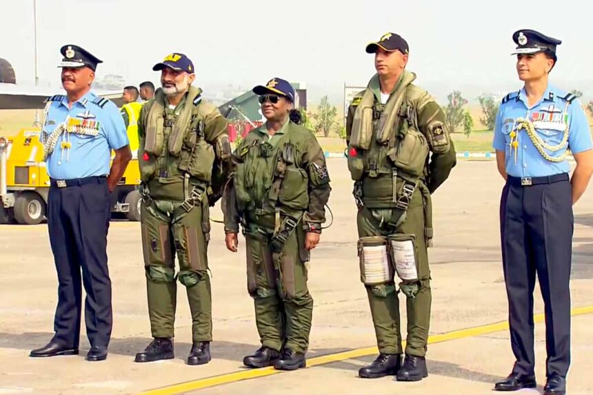 राष्ट्रपति द्रौपदी मुर्मू ने राफेल विमान में उड़ान भरी
