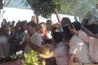 राहुल गांधी ने जुबिन गर्ग की समाधि पर श्रद्धांजलि अर्पित की राहुल गांधी ने जुबिन गर्ग की समाधि पर श्रद्धांजलि अर्पित की