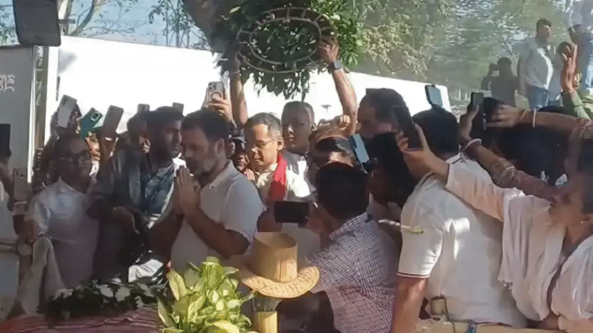 राहुल गांधी ने जुबिन गर्ग की समाधि पर श्रद्धांजलि अर्पित की राहुल गांधी ने जुबिन गर्ग की समाधि पर श्रद्धांजलि अर्पित की