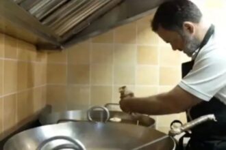 राहुल गांधी ने मिठाई की दुकान पर इमरती बनाई