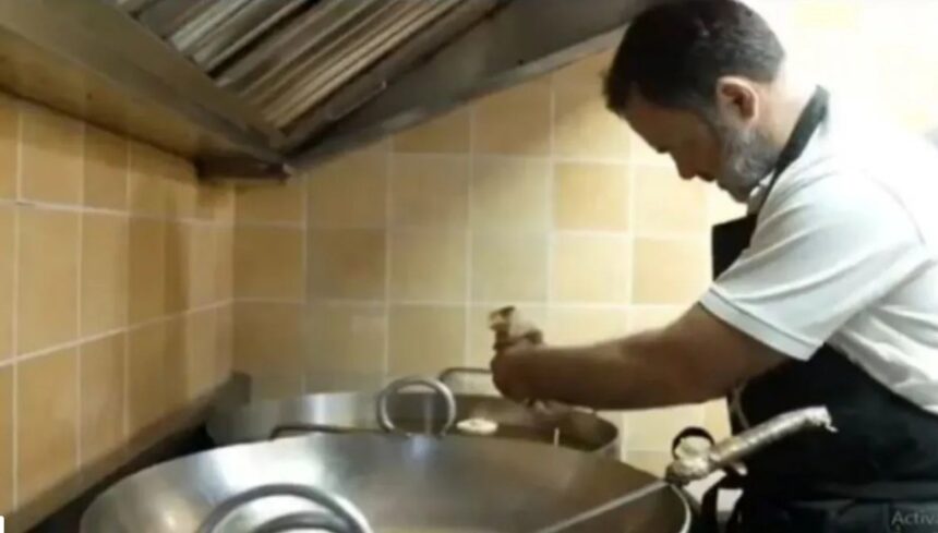 राहुल गांधी ने मिठाई की दुकान पर इमरती बनाई