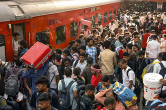 दीपावली और छठ से पहले दिल्ली के रेलवे स्टेशनों पर भीड़