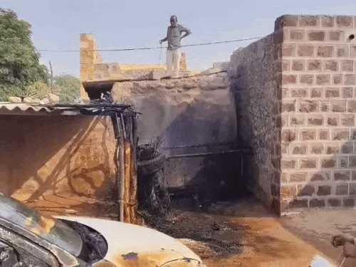 जैसलमेर में खड़ी कार में आग, ग्रामीणों की सूझबूझ से टला बड़ा हादसा