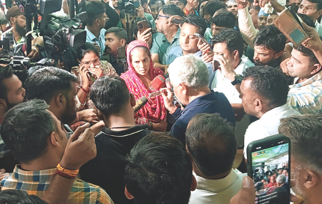 संतोकबा दुर्लभजी अस्पताल में इलाज के दौरान मौत पर हंगामा