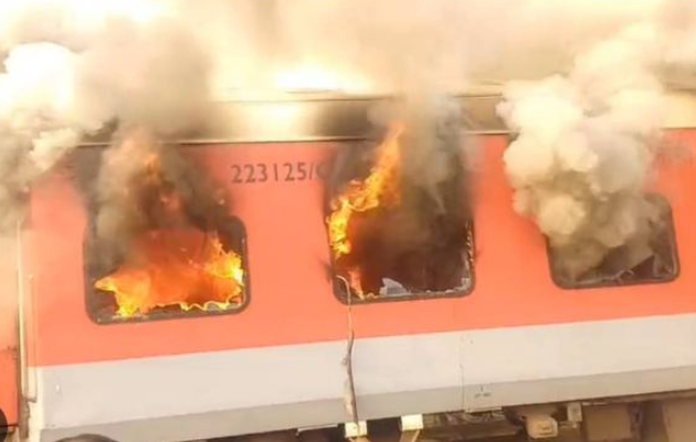पंजाब में गरीब रथ एक्सप्रेस ट्रेन में आग लगने से तीन कोच क्षतिग्रस्त पंजाब में गरीब रथ एक्सप्रेस ट्रेन में आग लगने से तीन कोच क्षतिग्रस्त