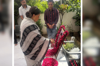 पूर्व सीएम वसुंधरा ने हरीश मीणा के घर जाकर जताया शोक पूर्व सीएम वसुंधरा ने हरीश मीणा के घर जाकर जताया शोक