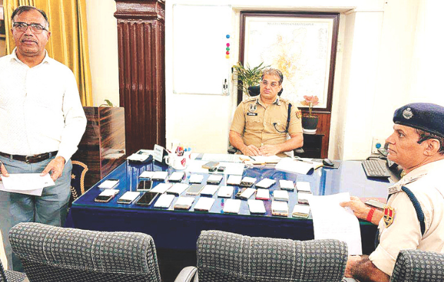साइबर थाना पुलिस ने लौटाए 70 गुमशुदा मोबाइल, दीवाली पर दी खुशियों की सौगात साइबर थाना पुलिस ने लौटाए 70 गुमशुदा मोबाइल, दीवाली पर दी खुशियों की सौगात
