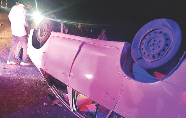 तेज रफ्तार इनोवा पलटने से दो युवकों की हुई मौत