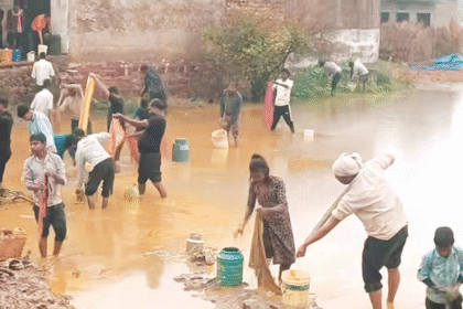 सरसों के तेल से भरे टैंकर के पलटने पर मची लूट