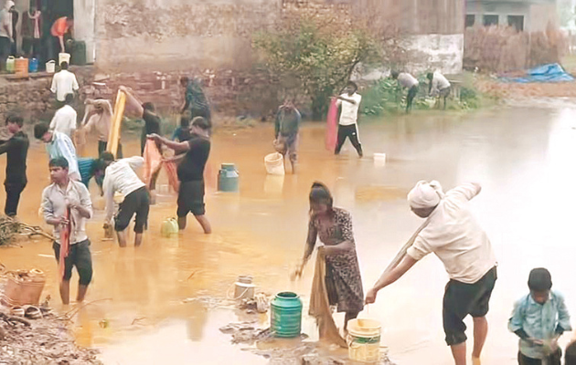 सरसों के तेल से भरे टैंकर के पलटने पर मची लूट