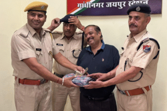 गांधीनगर रेलवे स्टेशन पर लावारिस सूटकेस मिला, जीआरपी ने लौटाया