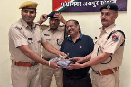 गांधीनगर रेलवे स्टेशन पर लावारिस सूटकेस मिला, जीआरपी ने लौटाया