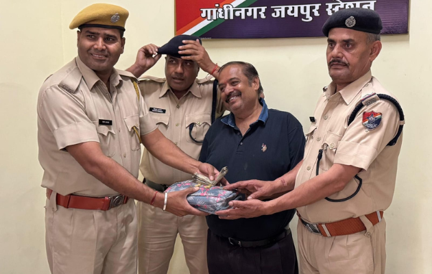 गांधीनगर रेलवे स्टेशन पर लावारिस सूटकेस मिला, जीआरपी ने लौटाया