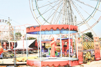दशहरा मैदान के फेज दो में झूले लगे, दुकानों का विकास नहीं हुआ