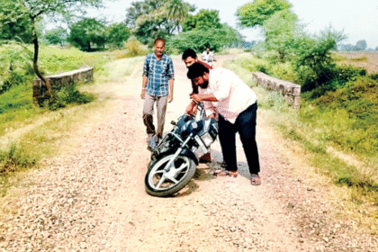 खानपुर से लोडागुढा जाने वाली सड़क की खस्ता हालत से परेशान ग्रामीण