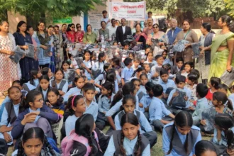 भीलवाड़ा में जरूरतमंद बच्चों को स्वेटर और मोजे वितरित किए गए